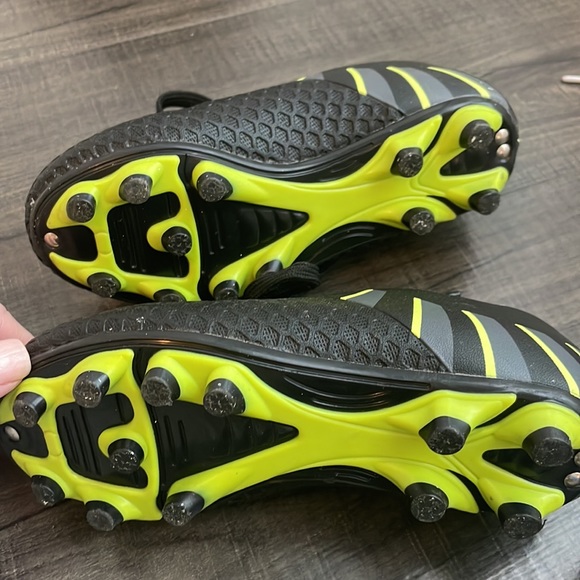 Kids soccer cleats. Size 10 - Picture 3 of 3